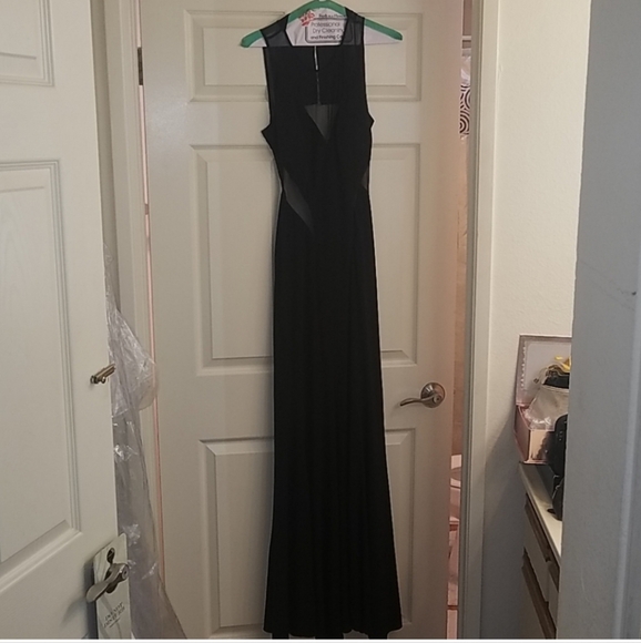 Elegant Black Sleeveless Dress - Picture 2 of 8